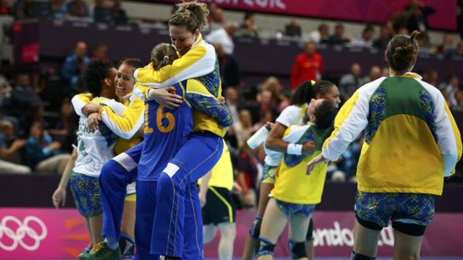 Brasil sofre para vencer Montenegro