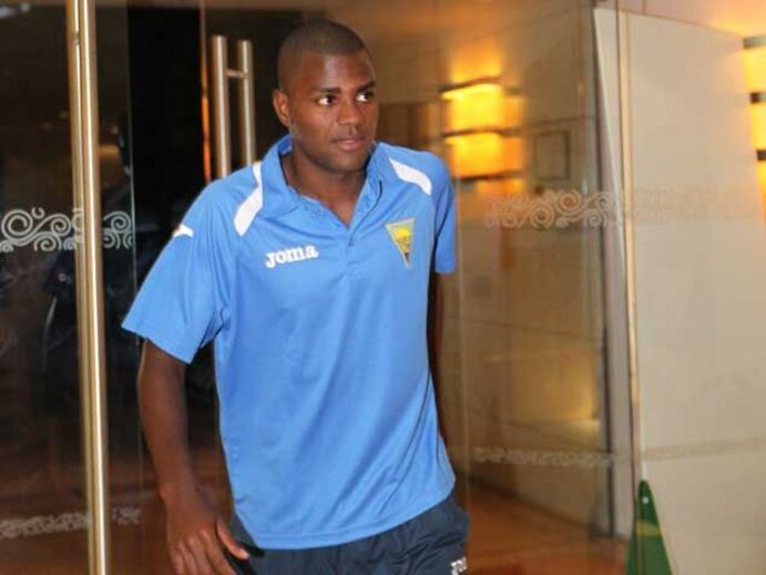 Elizeu assina por uma temporada