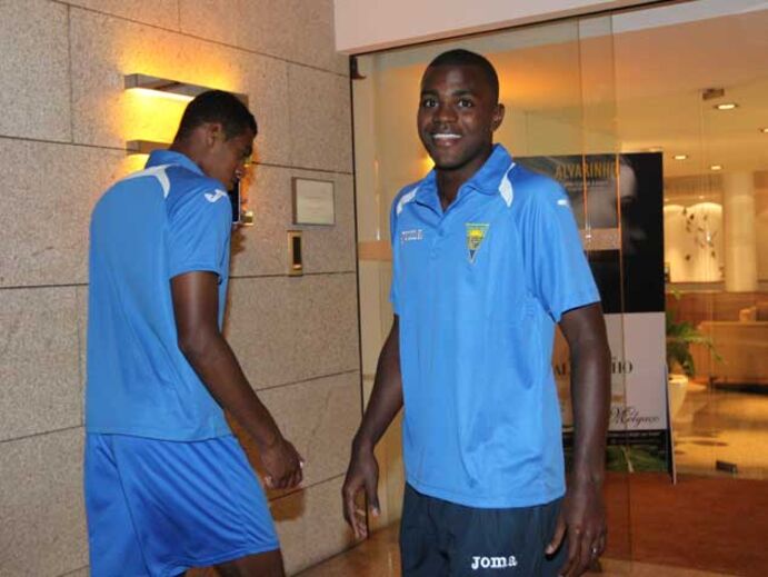 Elizeu assina por uma temporada