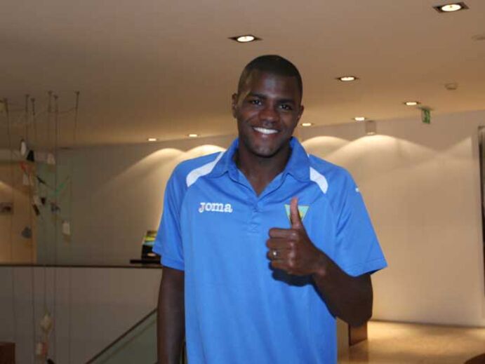 Elizeu assina por uma temporada