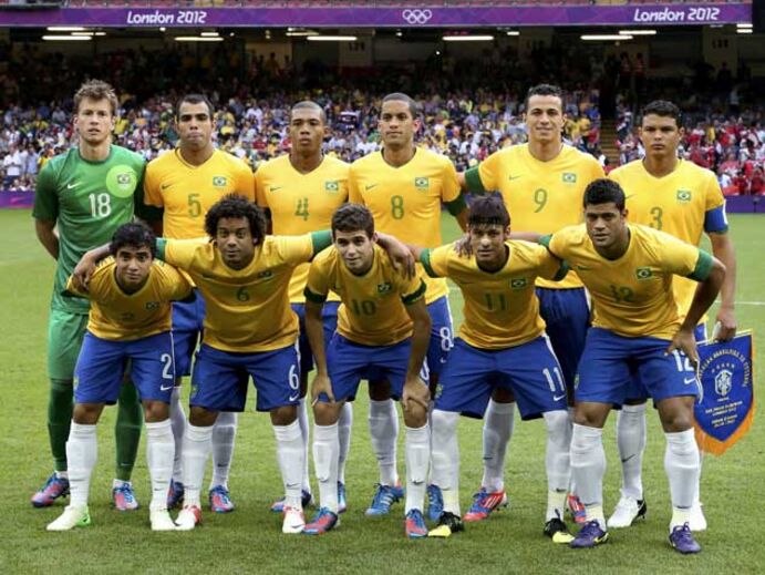 Hulk assiste na vitória do Brasil