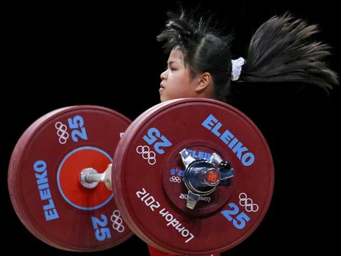 Zulfiya Chinshanlo junta ouro a recorde mundial 