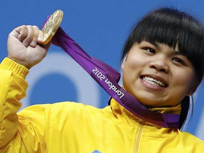Zulfiya Chinshanlo junta ouro a recorde mundial 