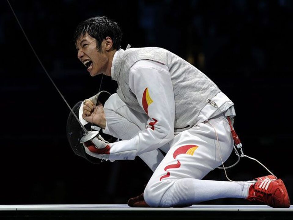 Chinês Lei Sheng conquista ouro no florete masculino