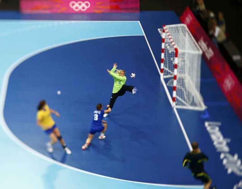 França derrota Suécia e volta ao topo do Grupo B