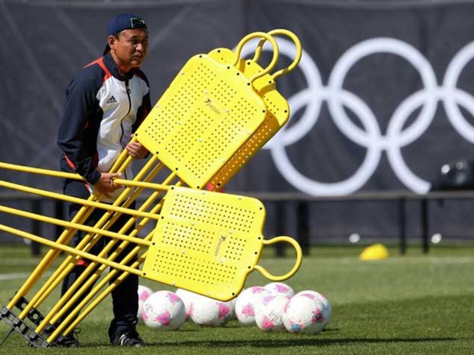 FIFA "iliba" selecionador feminino do Japão
