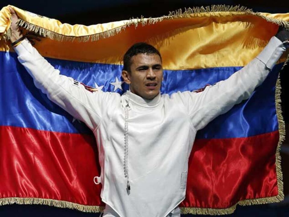 Venezuelano conquista ouro em espada individual