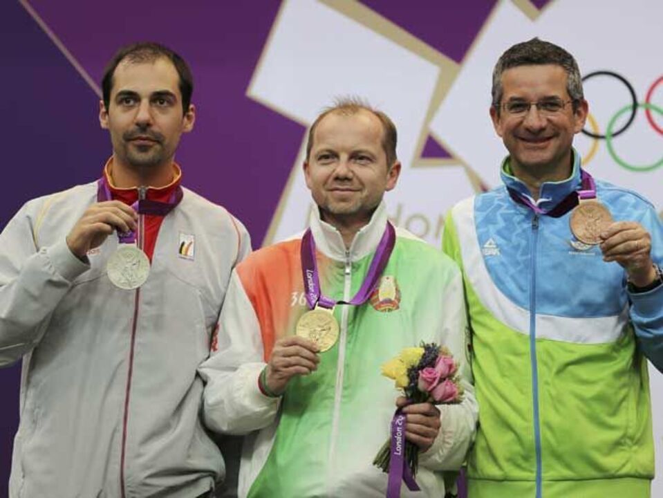 Martynov campeão na carabina deitado a 50 metros