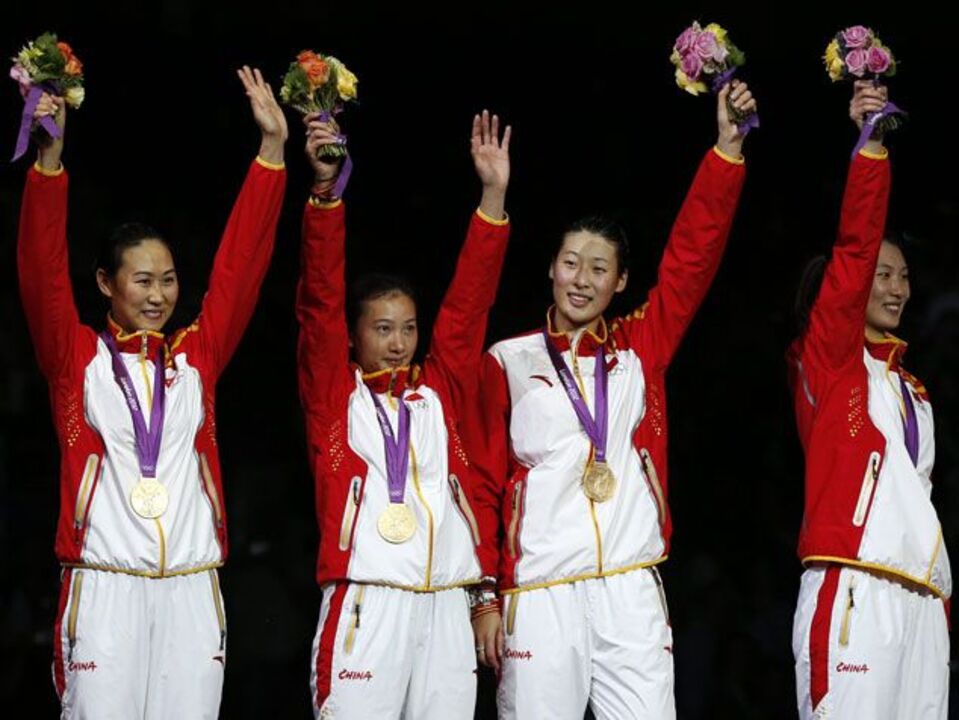 China conquista ouro em espada por equipas