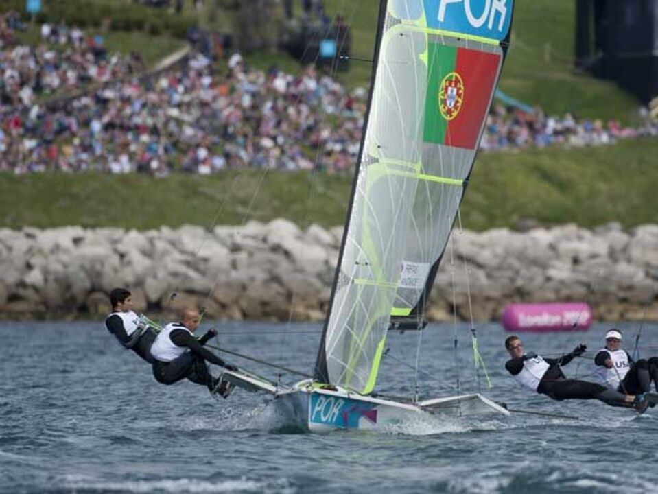 Dupla portuguesa de 49er termina dia na 8.ª posição