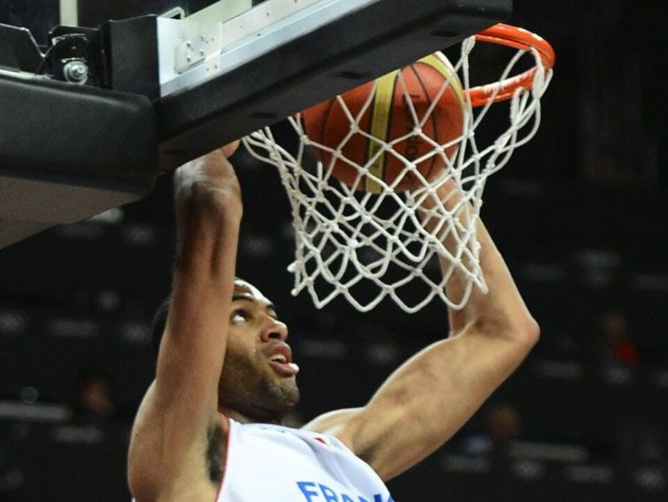 Batum guia França à vitória