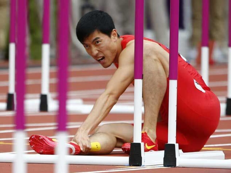 Liu Xiang sofre queda nos 110 metros barreiras