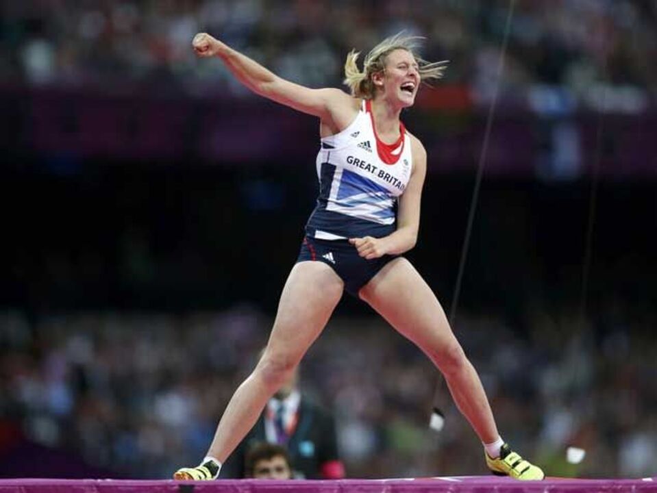 Holly Bleasdale esquece desilusão com pedido de casamento