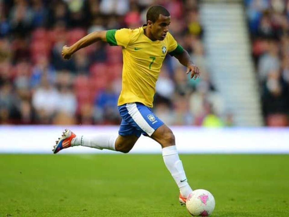 PSG confirma contratação de Lucas Moura