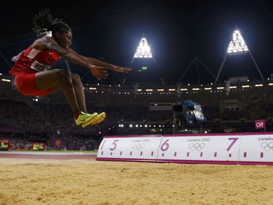 Ouro para Brittney Reese no salto em comprimento