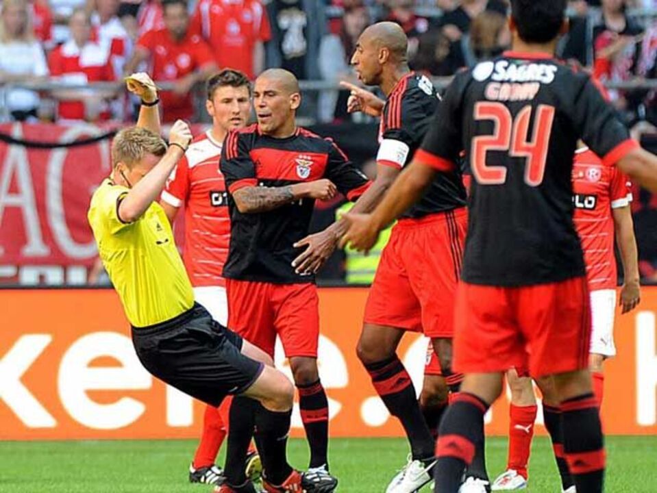 Árbitro Fischer vai apresentar queixa contra Luisão