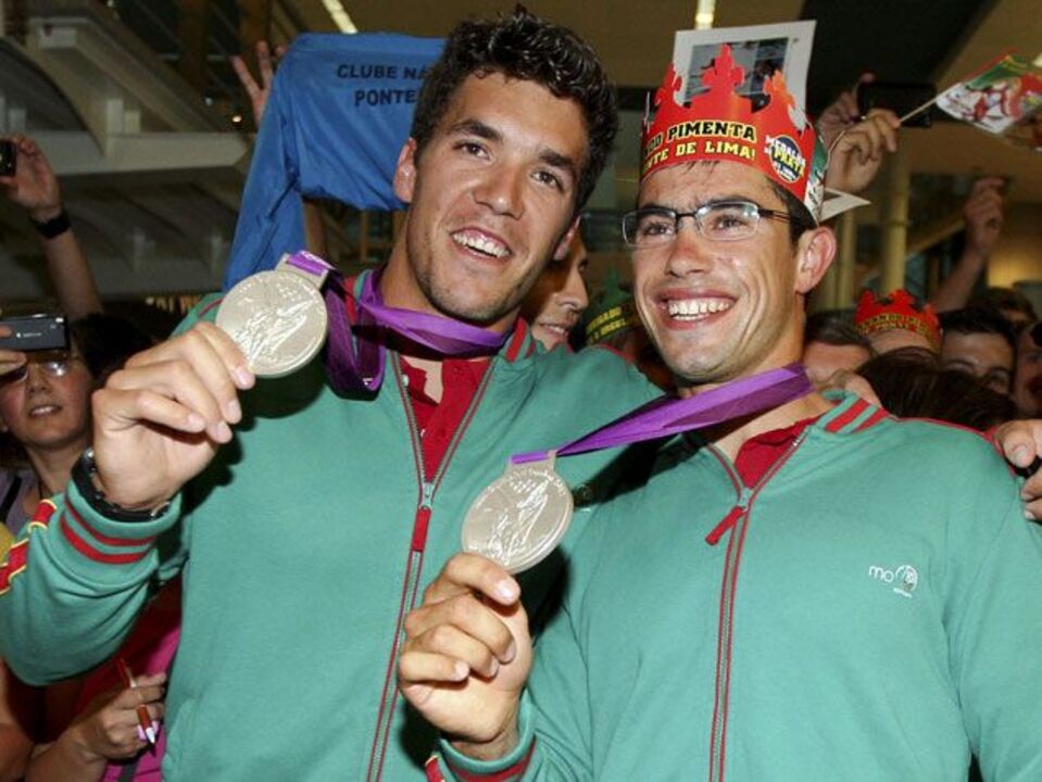 Pimenta e Silva recebidos por centenas em euforia