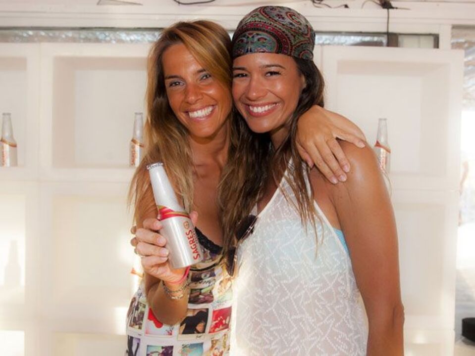 Rita Andrade diverte-se na praia do Ancão