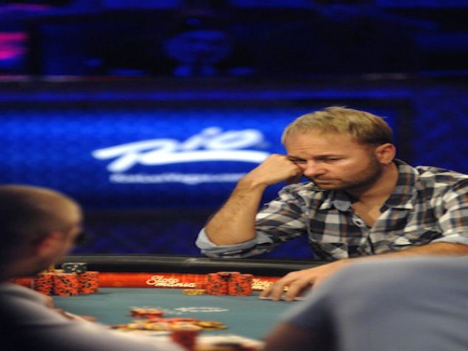Ivey e Negreanu resgatados pela banca