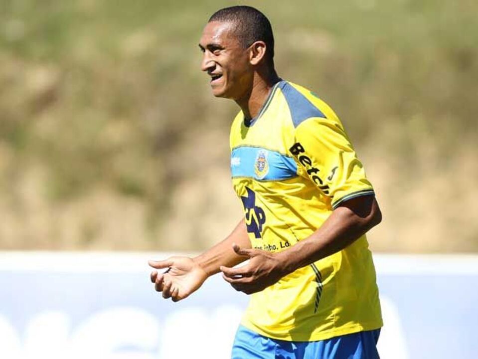 Arouca-Oliveirense, 2-1: Vitória com dez elementos