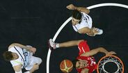 Scola e Ginobili embalam Argentina