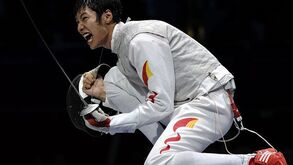 Chinês Lei Sheng conquista ouro no florete masculino
