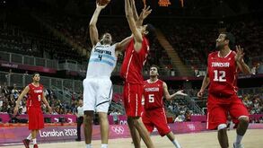 Scola e Ginobili embalam Argentina