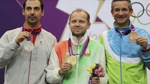Martynov campeão na carabina deitado a 50 metros