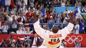 Pentacampeão mundial Teddy Riner conquista ouro em +100kg
