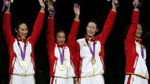 China conquista ouro em espada por equipas
