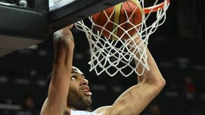Batum guia França à vitória