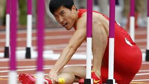 Xiang Liu sofre queda nos 110 metros barreiras