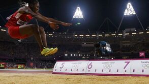 Ouro para Brittney Reese no salto em comprimento