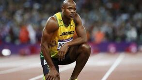 Asafa Powell falha 4x100 metros