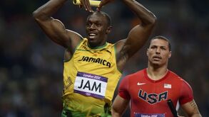 Bolt repete dose chinesa e volta a fazer história