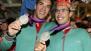 Pimenta e Silva recebidos por centenas em euforia
