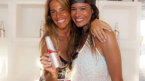 Rita Andrade diverte-se na praia do Ancão