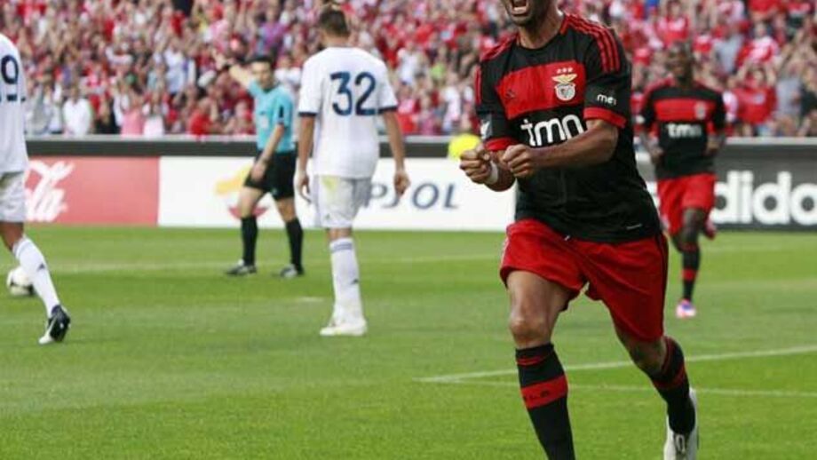 Carlos Martins renova até 2016