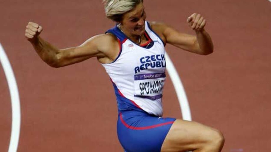 Barbora Spotakova revalida título no lançamento do dardo 