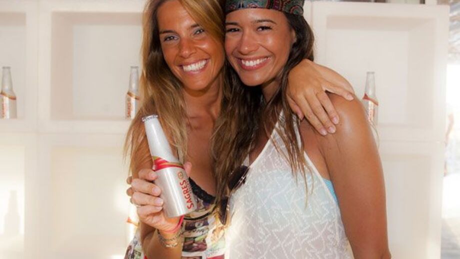 Rita Andrade diverte-se na praia do Ancão