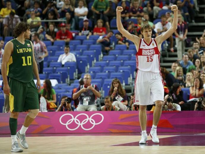Enorme Kirilenko coloca Rússia nas 'meias'