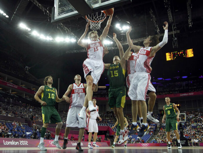 Enorme Kirilenko coloca Rússia nas 'meias'
