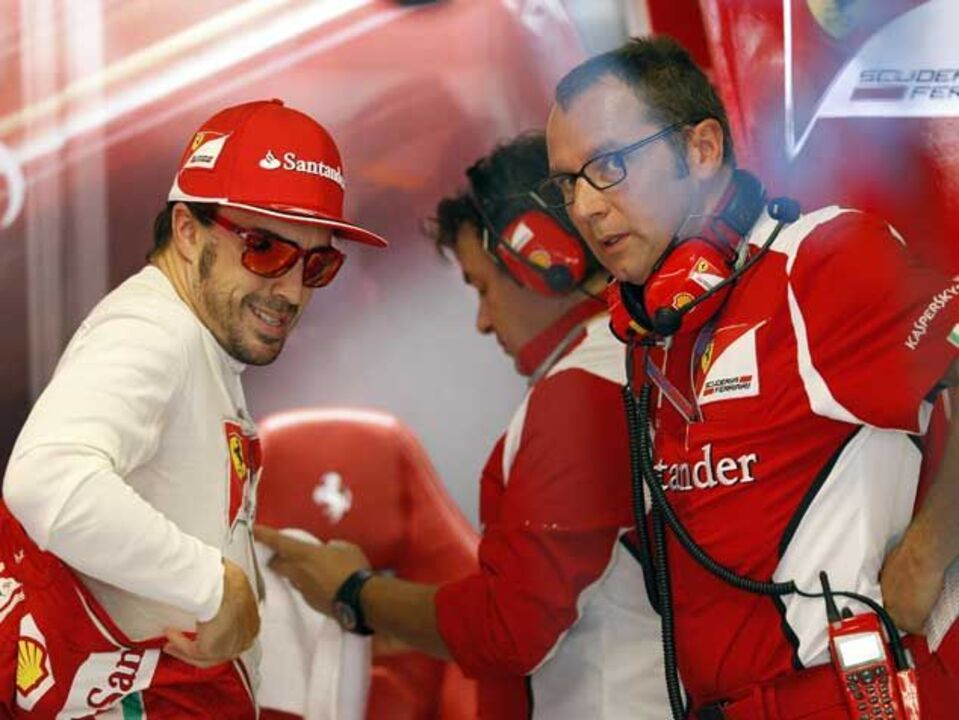 Alonso tramado pela barra estabilizadora do Ferrari