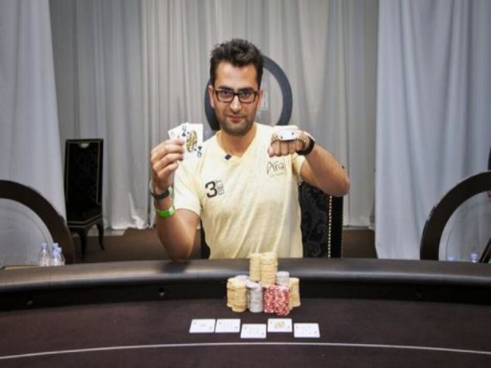 Esfandiari ganha mais uma bracelete