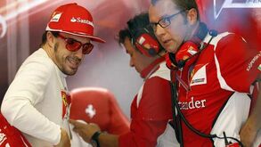 Alonso tramado pela barra estabilizadora do Ferrari