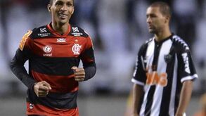 Liedson garante vitória do Flamengo 
