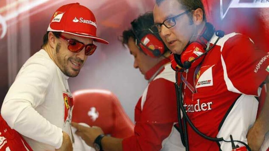 Alonso tramado pela barra estabilizadora do Ferrari