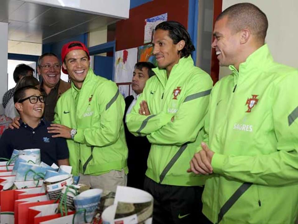 Guarda-redes do Futebol Clube do Porto visita doentes no IPO