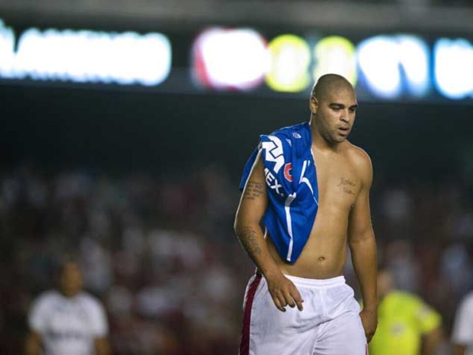 Adriano multado pelo Flamengo