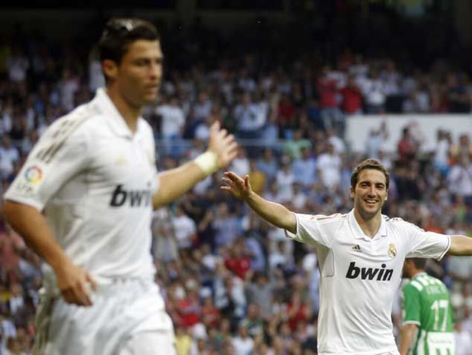 Higuaín: «Messi e Ronaldo são dois monstros»